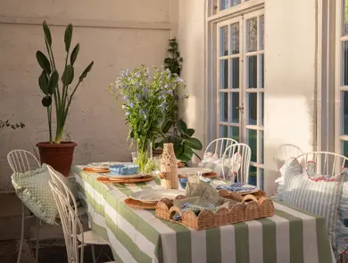 Hagebord og stoler dekorert med servise og blomster