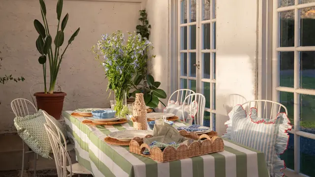 Hagebord og stoler dekorert med servise og blomster