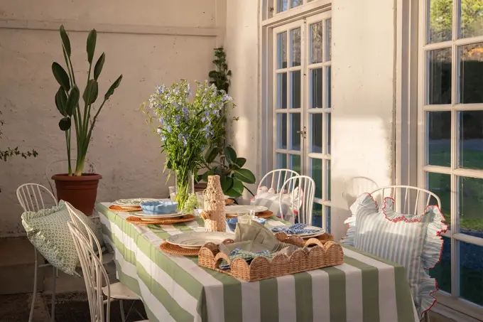 Hagebord og stoler dekorert med servise og blomster