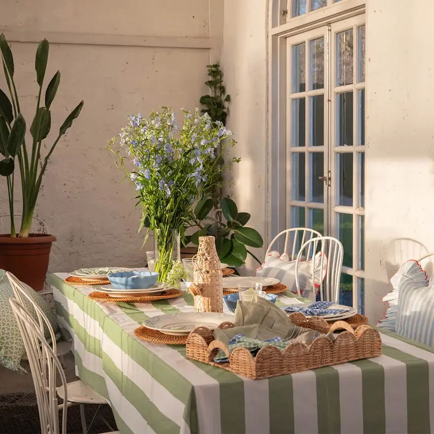 Hagebord og stoler dekorert med servise og blomster