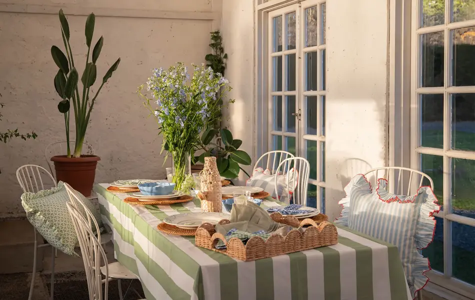 Hagebord og stoler dekorert med servise og blomster