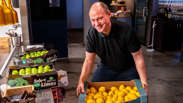 Mann som holder en kasse med sitroner