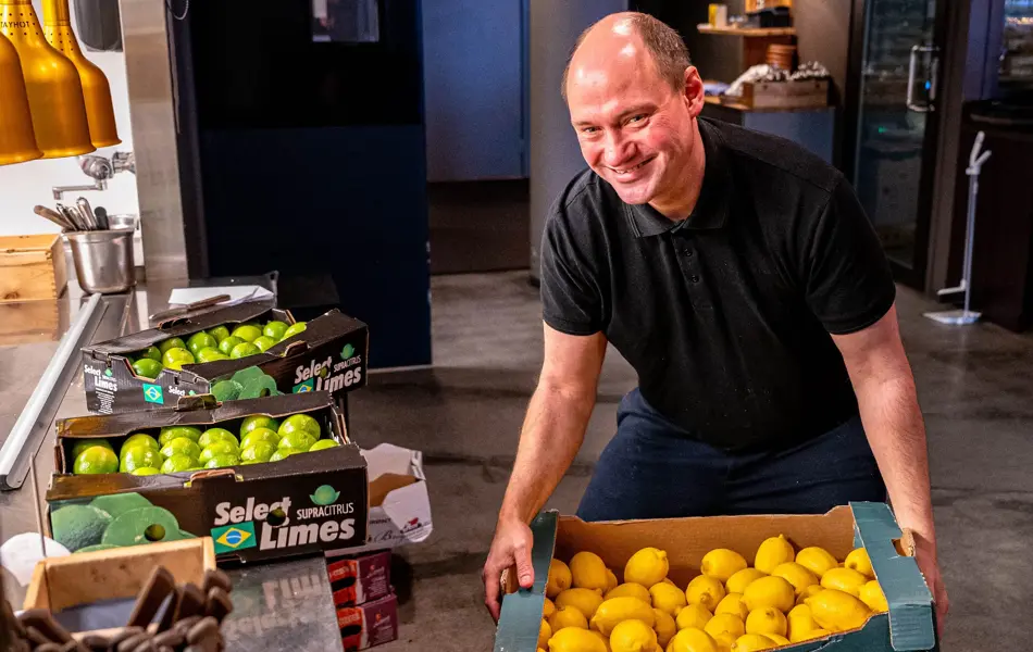 Mann som holder en kasse med sitroner