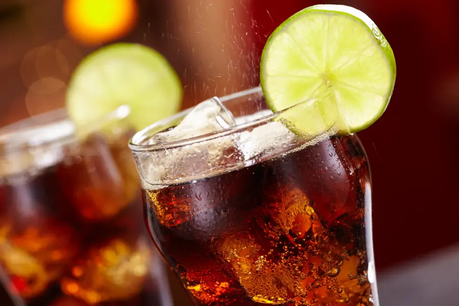 To glass med brus og lime