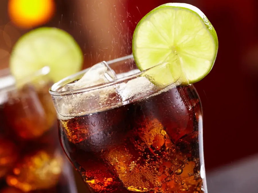 To glass med brus og lime