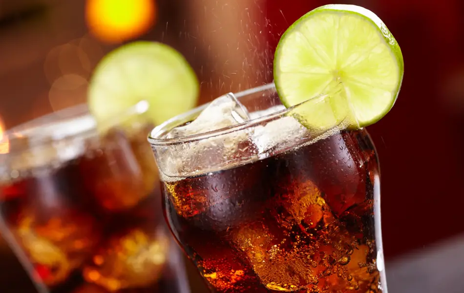 To glass med brus og lime