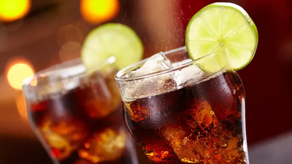 To glass med brus og lime