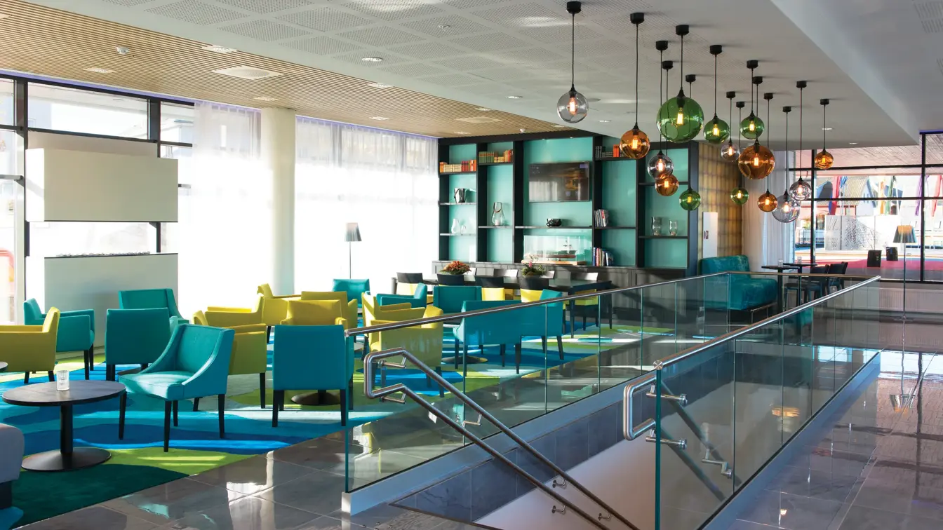 Sittegruppe i lobby på Thon Hotel Fosnavåg