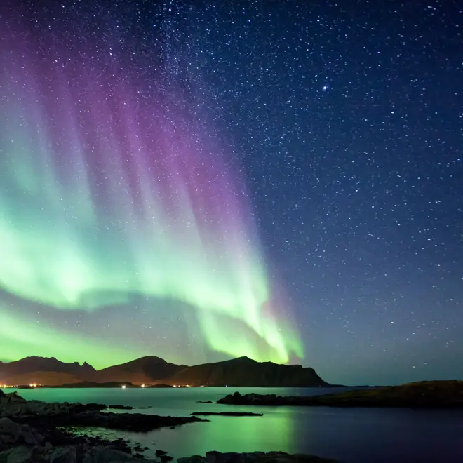 Vakkert nordlyts over fjord