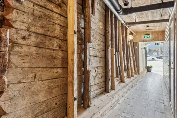 Gangen/inngangspartiet til Svensgården på Bryggen i Bergen.