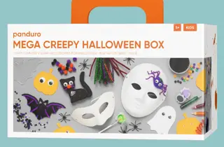 En boks hvor det står "Mega creepy Halloween box", med mye forskjellig pynt til Halloween.
