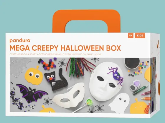 En boks hvor det står "Mega creepy Halloween box", med mye forskjellig pynt til Halloween.