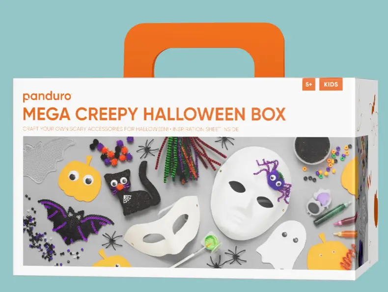 En boks hvor det står "Mega creepy Halloween box", med mye forskjellig pynt til Halloween.