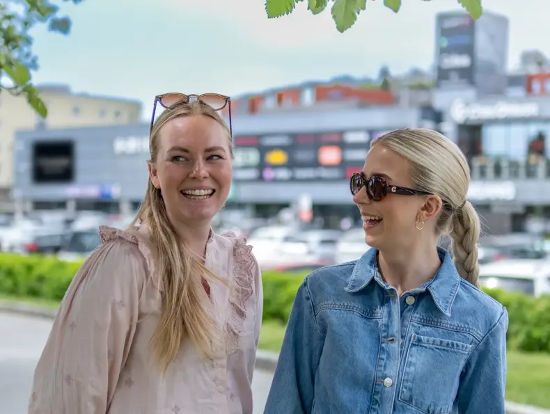 Tine og andrea utenfor senteret