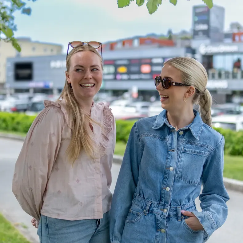 Tine og andrea utenfor senteret