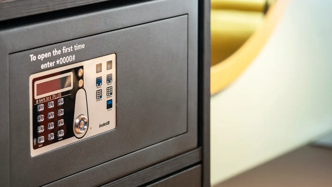 Safeboks og kaffe og te fasiliteter i rom på Thon Hotel Bristol Bergen