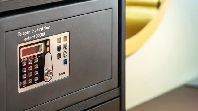 Safeboks og kaffe og te fasiliteter i rom på Thon Hotel Bristol Bergen