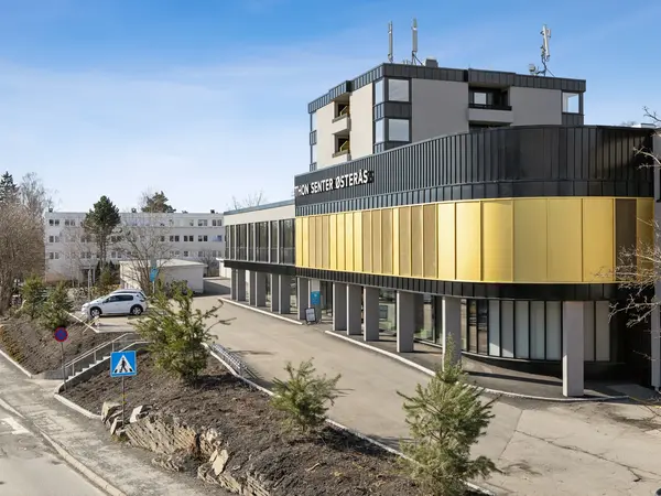Thon Senter Østerås, fasade med logo.