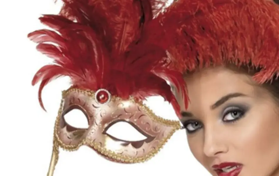 Dame som holder en maske