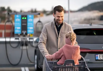 Bilder av kundereise når man parkerer eller lader