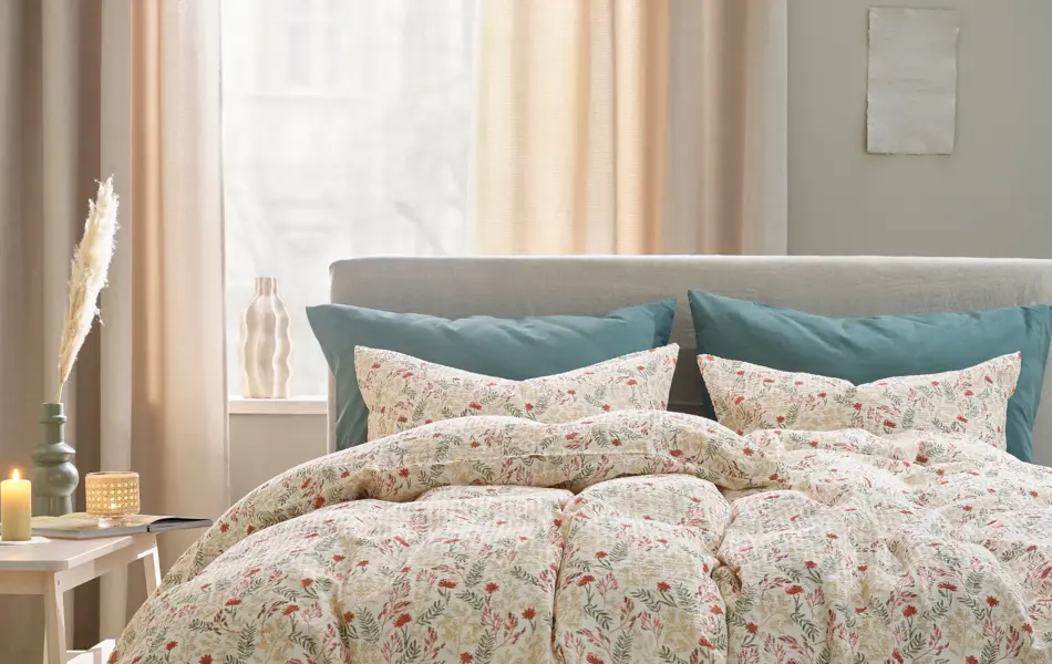 soverom med grønne og lyse blomstrende sengetøy