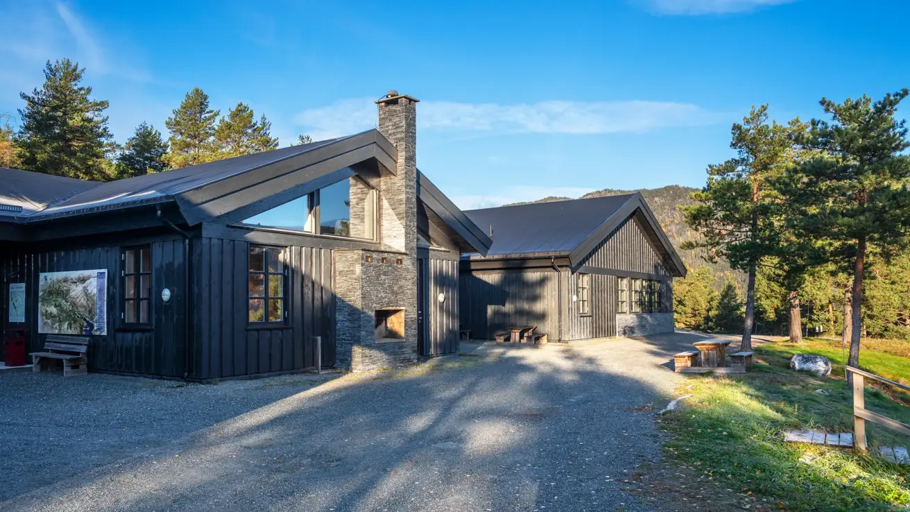 Uteområde utenfor Jakt og Fiskesenter, blå himmel, solskinn