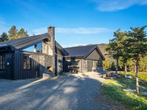 Uteområde utenfor Jakt og Fiskesenter, blå himmel, solskinn