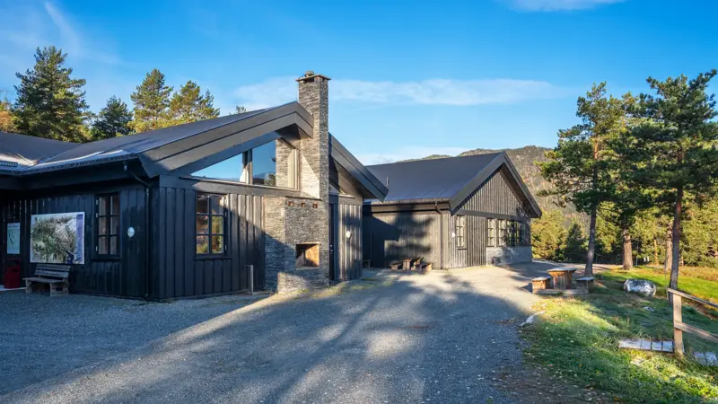 Uteområde utenfor Jakt og Fiskesenter, blå himmel, solskinn