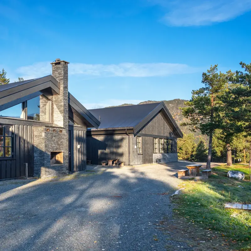 Uteområde utenfor Jakt og Fiskesenter, blå himmel, solskinn
