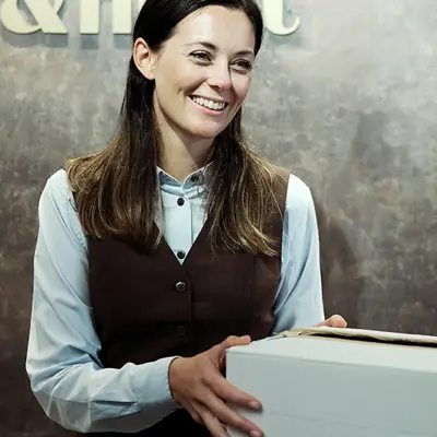 Dame fyller ut varer på vinmonopolet