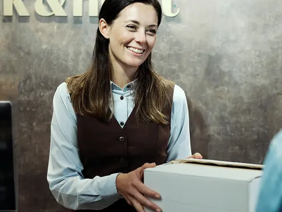 Dame fyller ut varer på vinmonopolet