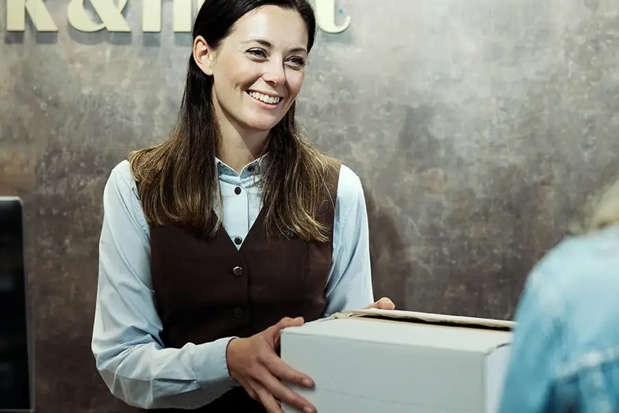 Dame fyller ut varer på vinmonopolet