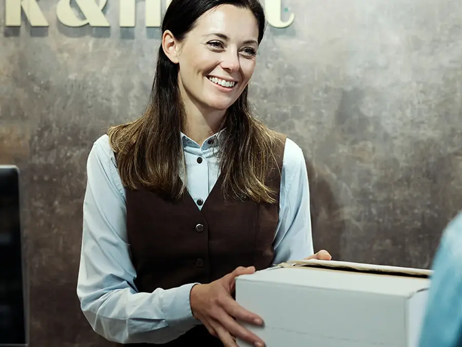 Dame fyller ut varer på vinmonopolet