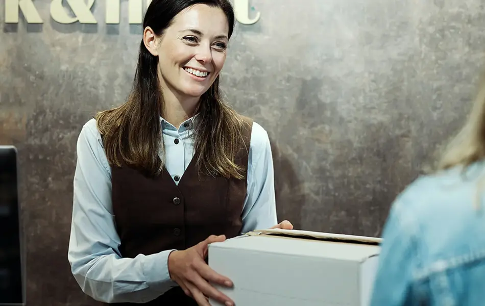 Dame fyller ut varer på vinmonopolet