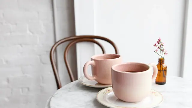 Marmorbord, trestol, keramikk og glass