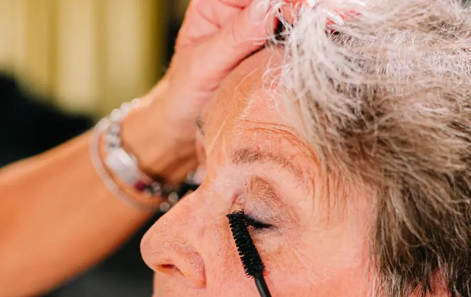 Eldre dame med makeup og makeup artist