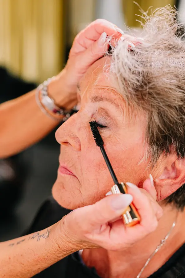 Eldre dame med makeup og makeup artist