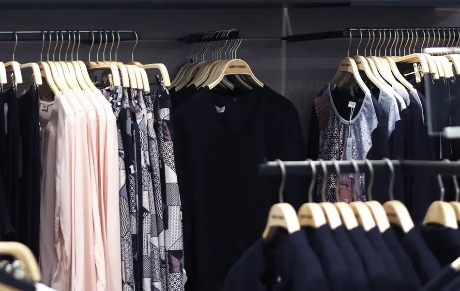 Klesstativ i Emil-butikken på Lagunen