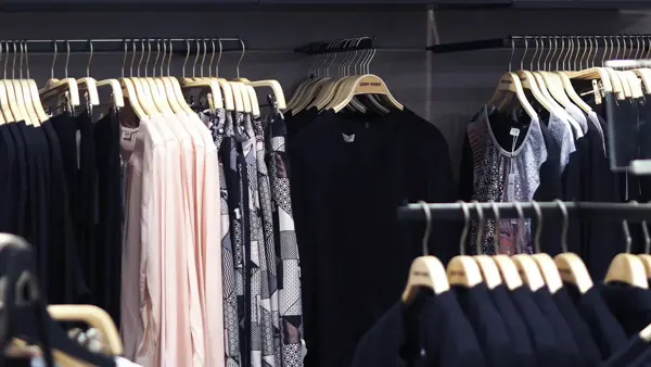 Klesstativ i Emil-butikken på Lagunen