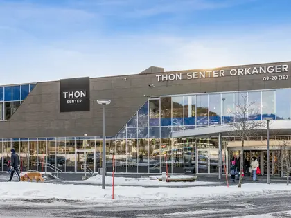 Fasadebilde av Thon Senter Orkanger med Thon Senter skilt.