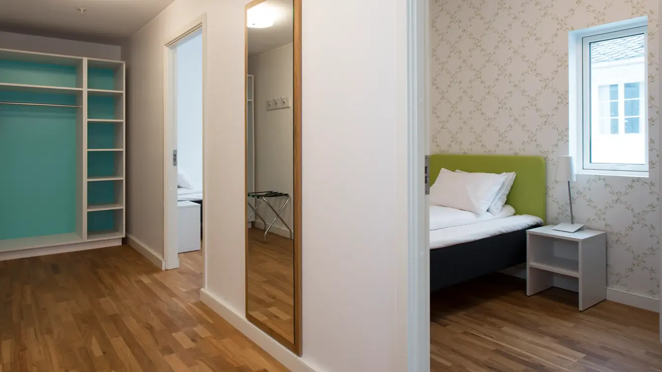 Treroms leilighet med soverom og klesskap på Thon Hotel Sandven i Nordheimsund