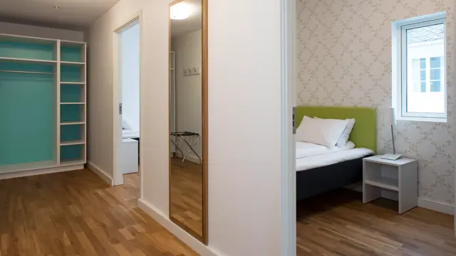 Treroms leilighet med soverom og klesskap på Thon Hotel Sandven i Nordheimsund