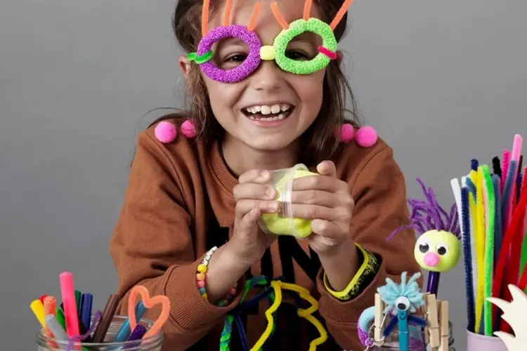 jente som leker seg med hobbyting fra panduro