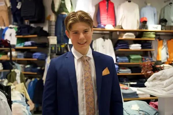 gutt i blå dress