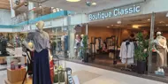 Bildet viser kjøpesenteret Holmen Senter i Asker og viser et utvalg av butikkene på senteret.