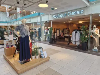 Bildet viser kjøpesenteret Holmen Senter i Asker og viser et utvalg av butikkene på senteret.