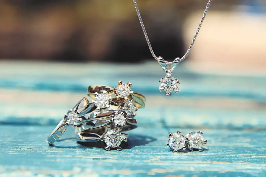 Diamanter i smykke, ring og øredobber, fra Diamanthuset