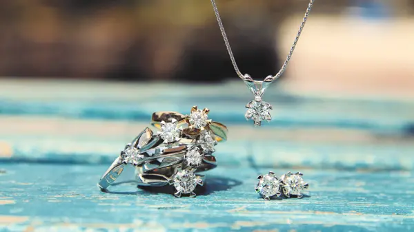 Diamanter i smykke, ring og øredobber, fra Diamanthuset