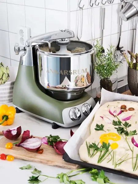 Kjøkkenmaskin og et fat med focaccia