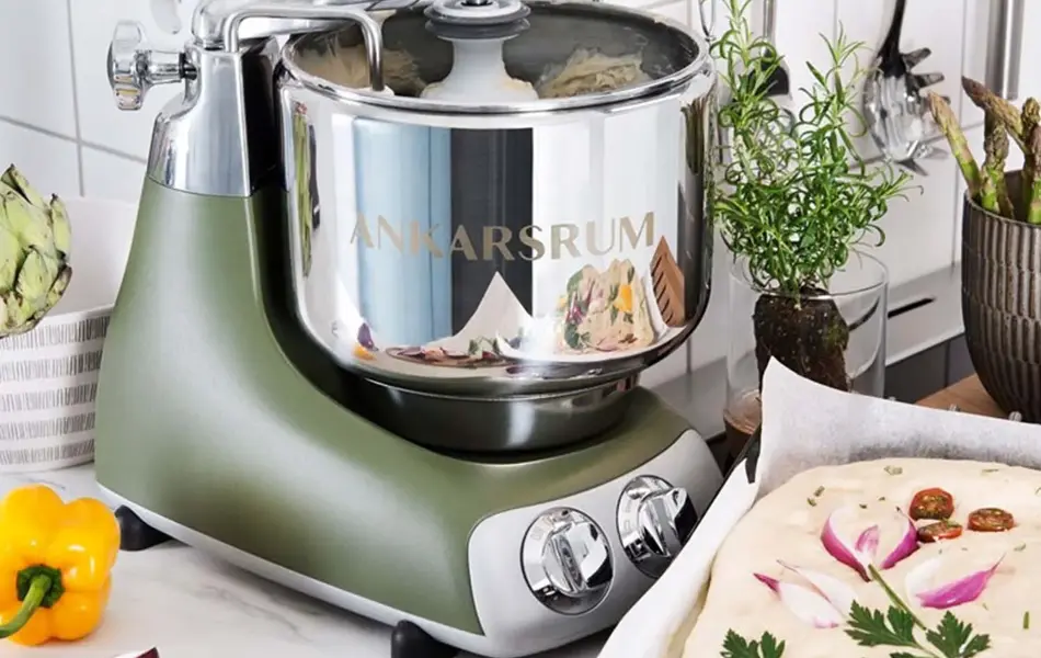 Kjøkkenmaskin og et fat med focaccia